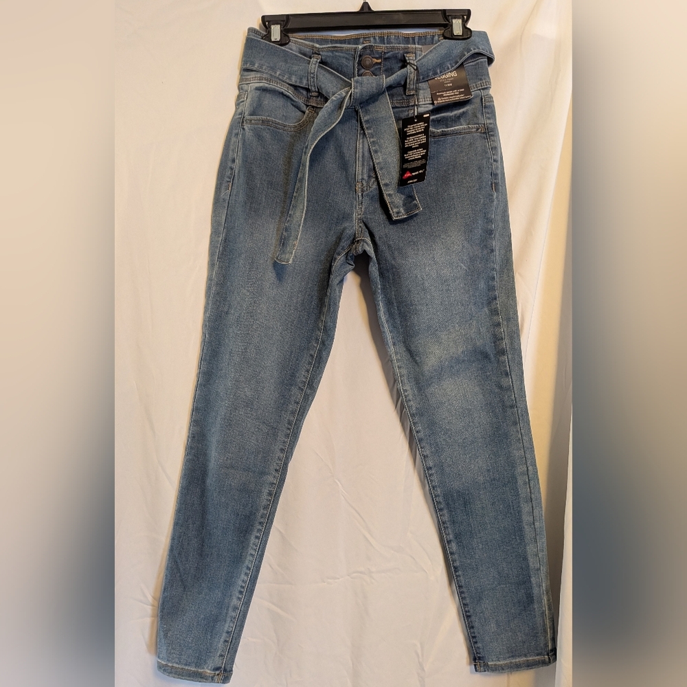 NWT So High Rise women's Lyrca Stretch Jeans with belt. Sz. 11
